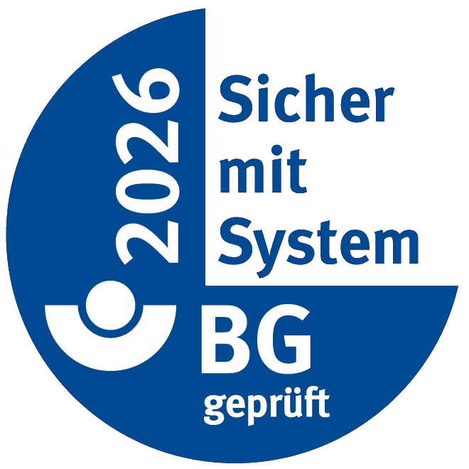 Das Bild zeigt das Siegel „Sicherheit mit System“, verliehen von der zuständigen Berufsgenossenschaft. Die Hönemann GmbH erfüllt damit systematisch geprüfte Standards im Arbeits- und Gesundheitsschutz. Das Zertifikat bestätigt, dass unser Arbeitsschutz über die gesetzlichen Anforderungen hinausgeht und fest in unsere Unternehmensprozesse integriert ist. Zertifikat „Sicherheit mit System“ der Berufsgenossenschaft
