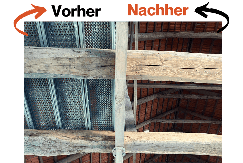 Das Bild zeigt zwei nebeneinander platzierte Holzbalken. Der linke Balken weist deutliche dunkle Verfärbungen und Schmutz auf, die Oberfläche wirkt alt und abgenutzt. Der rechte Balken zeigt dasselbe Stück Holz nach einer Sandstrahlreinigung: Die Verfärbungen sind entfernt, die Oberfläche ist sauber, heller und sichtbar erneuert. Die Gegenüberstellung verdeutlicht den Effekt des Sandstrahlens bei der Entfernung von Verschmutzungen und Verfärbungen auf Holz. Der Hintergrund ist neutral gehalten, sodass der Fokus auf den unterschiedlichen Oberflächen liegt. Holzbalken vor und nach Sandstrahlen: links verfärbt, rechts sauber und hell.