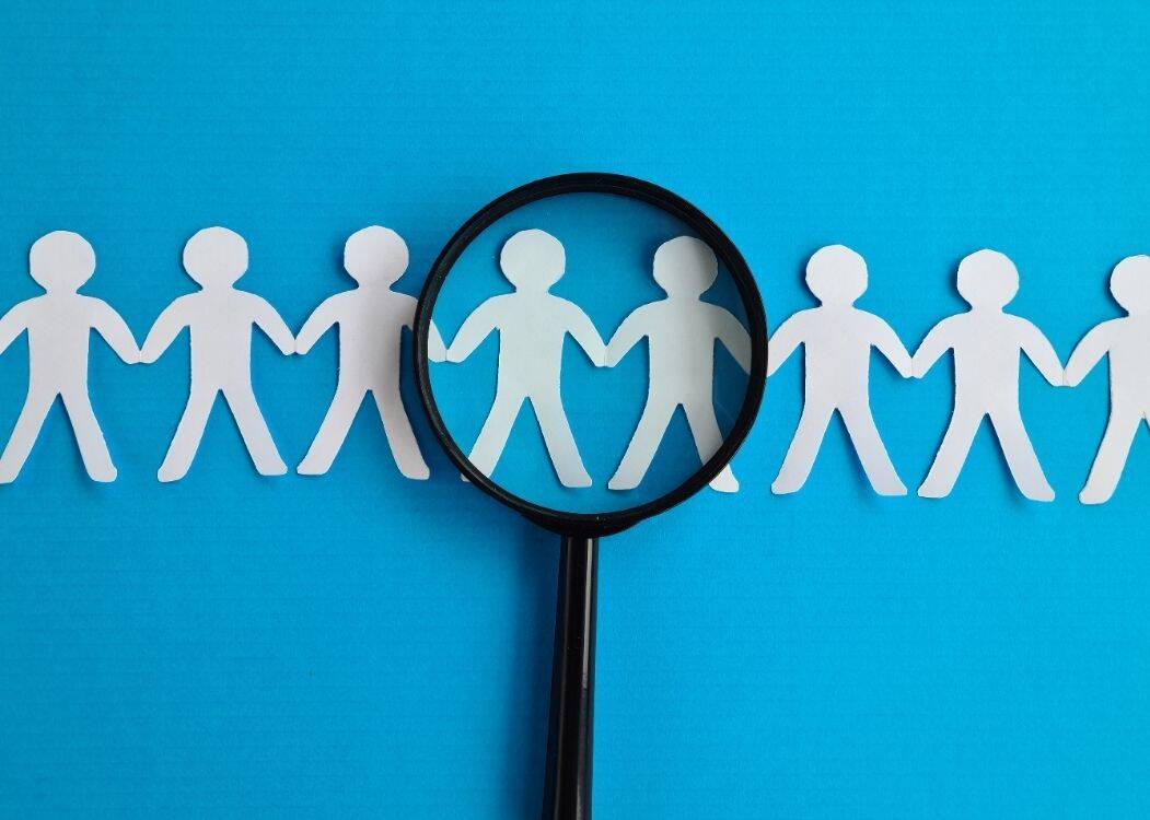 Das Bild zeigt eine Reihe von ausgeschnittenen Papiermännchen in Blau, die symbolisch die Suche nach neuen Mitarbeitern darstellen. Die kreative Darstellung visualisiert unser Engagement, passende Talente für unser Team zu finden und gemeinsam erfolgreich zu wachsen.
Blaues Bild mit ausgeschnittenen Papiermännchen, das die Suche nach einem Mitarbeiter darstellt