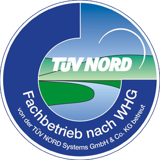 Das Bild zeigt das Zertifizierungslogo „Fachbetrieb nach Wasserhaushaltsgesetz (WHG)“ mit dem TÜV NORD-Logo. Die Auszeichnung bestätigt, dass die Hönemann GmbH die Anforderungen des WHG erfüllt und für Tätigkeiten mit wassergefährdenden Stoffen technisch und organisatorisch geeignet ist. Die Prüfung erfolgte durch den TÜV NORD. TÜV NORD-Zertifizierung: Fachbetrieb nach Wasserhaushaltsgesetz (WHG).